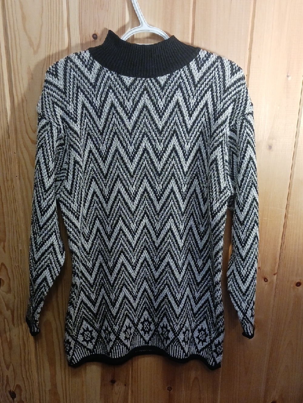 Liz & Co Black & White Chevron Pattern Sweater